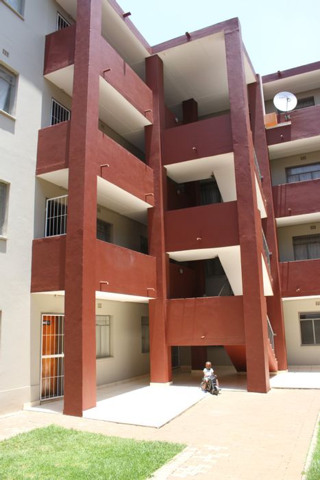 Jabulani Apartment For Sale: 3 Bedrooms, Open Plan Lounge, 24-Hour Security.