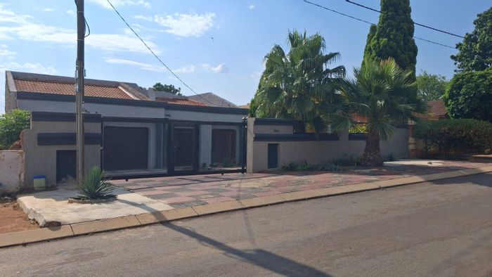 For Sale: 5-Bedroom House in Soshanguve Ext with large yard and garage.