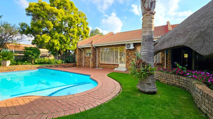 Falcon Ridge House For Sale: Pool, lapa, garden cottage, and double garage.
