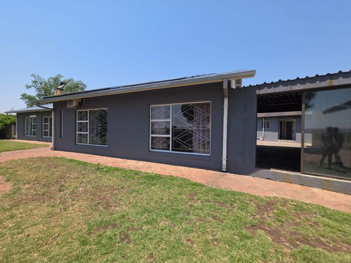 Commercial property in Vischkuil for sale, featuring multiple garages and flatlet.