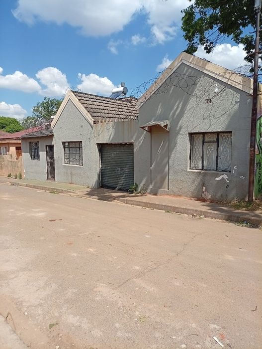 For Sale: Vrededorp House with 7 bedrooms, dual units, and parking for 2 cars.