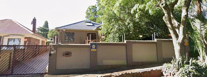 Kensington House For Sale: 3 beds, pool, cottage, double garage, secure parking.