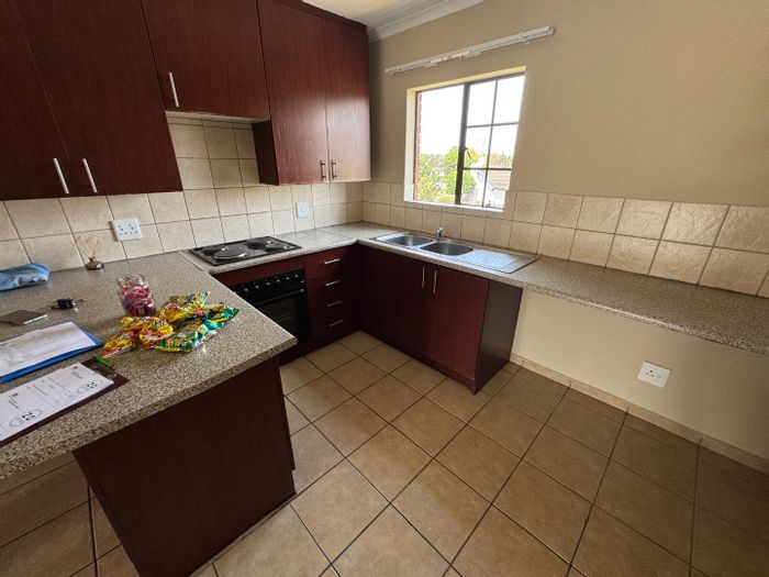 Townhouse in Birchleigh For Sale: 2 bedrooms, open-plan living, carport, low-maintenance.