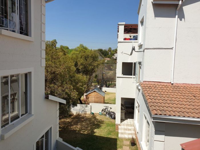 Sonneglans Apartment For Sale: 2 Bedrooms, balcony, 2 parking bays, 24-hour security.