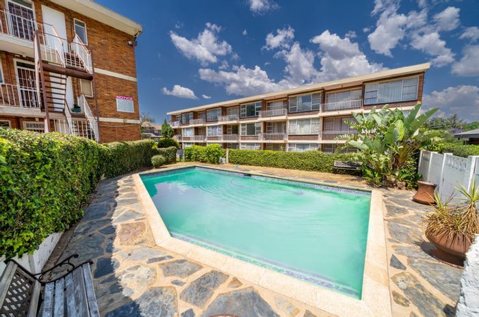 Lyndhurst Apartment For Sale: 2-bed, communal pool, carport, and parking included.