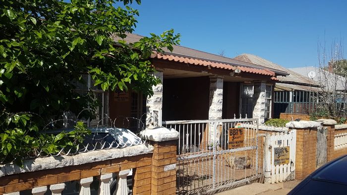 Lorentzville House For Sale: 4 Bedrooms, 2 Cottages, close to amenities.