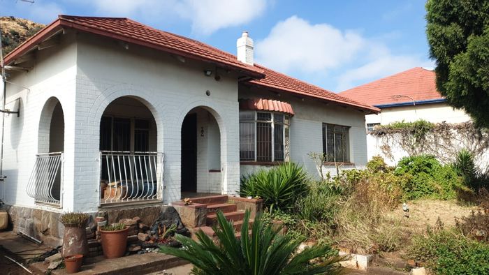 Kensington House For Sale: 3 beds, 2 baths, cottages, ample parking, investment potential.