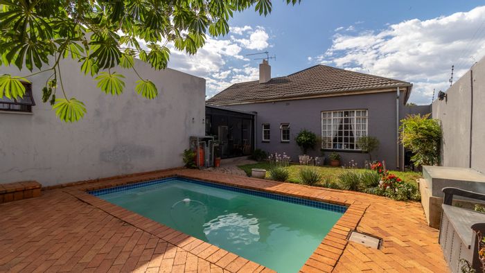 For Sale: Spacious 5-bedroom house in Orange Grove with pool and granny cottages.