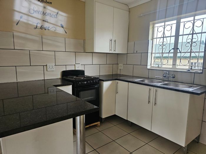 Townhouse To Rent in White River Ext 16: 1 Bed, pool, security, patio with braai.