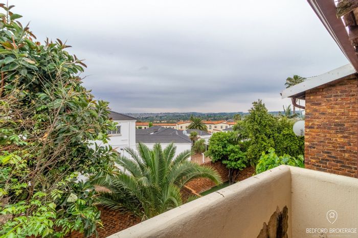 Lyndhurst Apartment To Rent: 3 bedrooms, private garden, pool, secure complex.