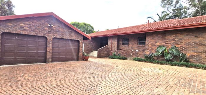 Sunninghill House For Sale: 3 beds, pool, solar power, near amenities.