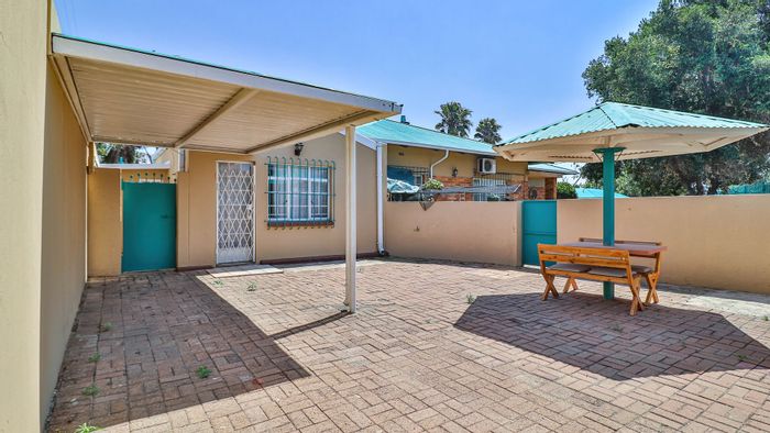 Malvern East House For Sale: 3 beds, 2 baths, flats, workshop, ample parking.