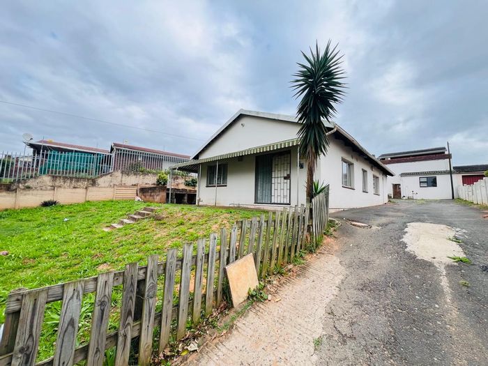 House for Sale in Woodlands: 3 beds, duplex cottage, security, near amenities.