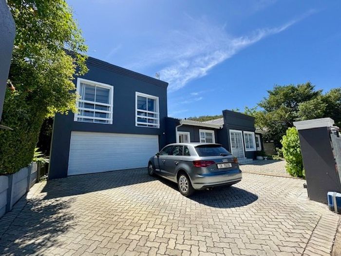 Versatile house in Knysna Central for sale, ideal for home or office use.