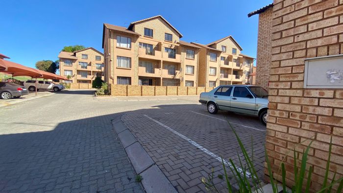 Benoni Central Apartment To Rent: 2 beds, 2 baths, secure complex, close to amenities.