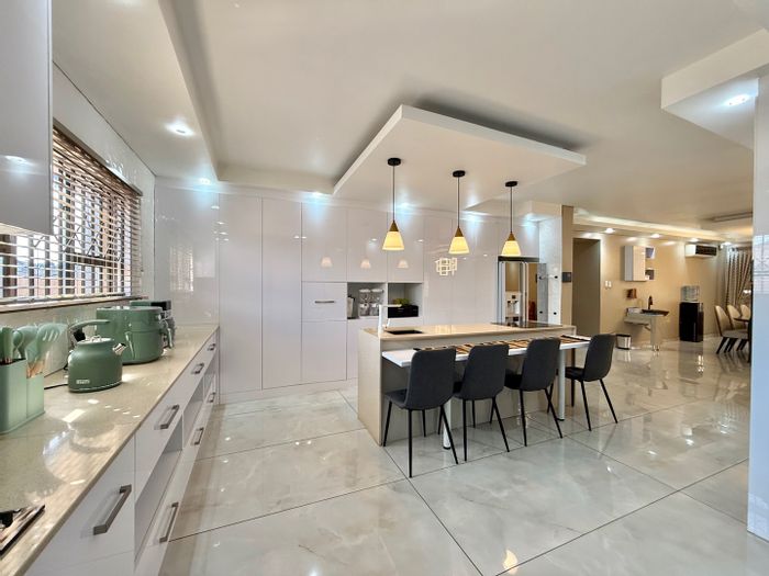 For Sale: Aerorand House with 4 En-Suite Bedrooms, Pool, Gym, and Security.