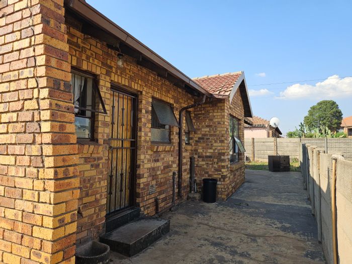 3-Bedroom House For Sale in Etwatwa with double garage and spacious living.