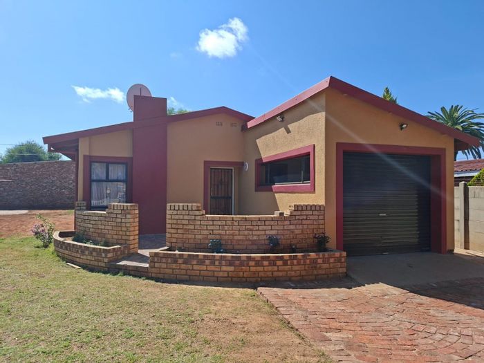 For Sale: House in Randlespark with 3 bedrooms, garage, and practical kitchen.