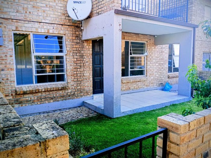 Honeydew Apartment To Rent: 2 beds, secure estate, garden, close to amenities.