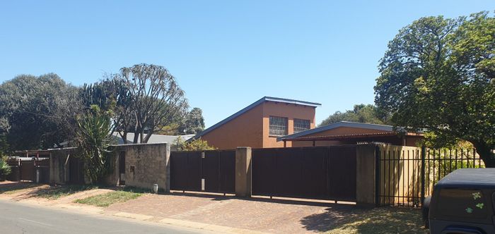 Kilner Park House For Sale: Spacious living, flatlet, indigenous garden, and ample parking.