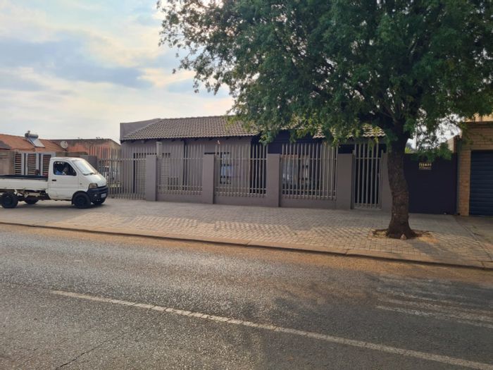 House To Rent in Lenasia Ext 13: 4 Bedrooms, spacious yard, ample parking.