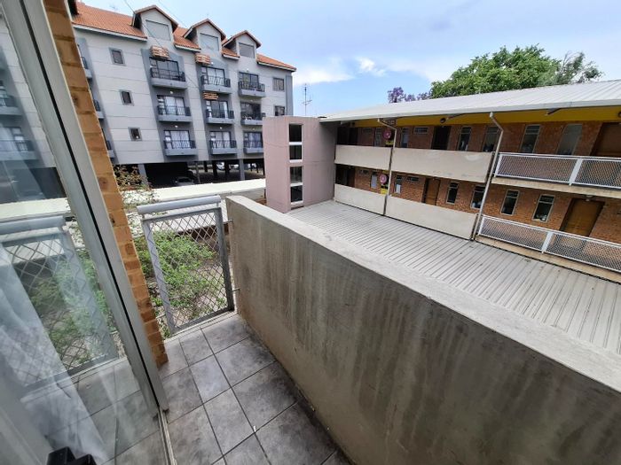 Hillcrest Apartment For Sale: 2 Bedrooms, balcony, secure complex, near shopping center.