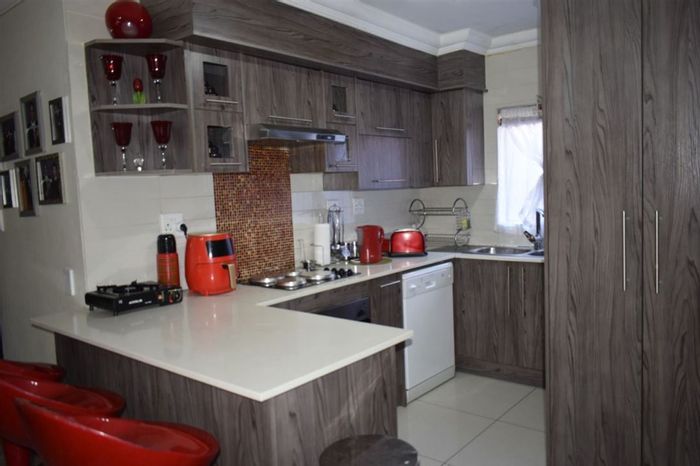 For Sale: Spacious 3-bedroom townhouse in Comet with garage and ample storage.