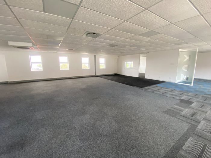 Commercial space to rent in Wynberg, 437m2 with dual entrances and flexible layout.