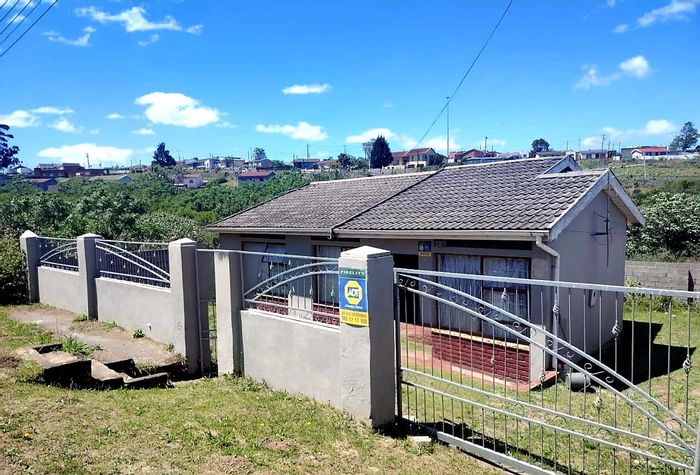 3-bedroom house for sale in Mdantsane Nu 11 with secure yard and modern kitchen.