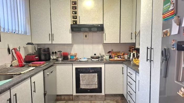 Dayanglen House For Sale: 2 Bedrooms, pool, garage, spacious lounge and dining.