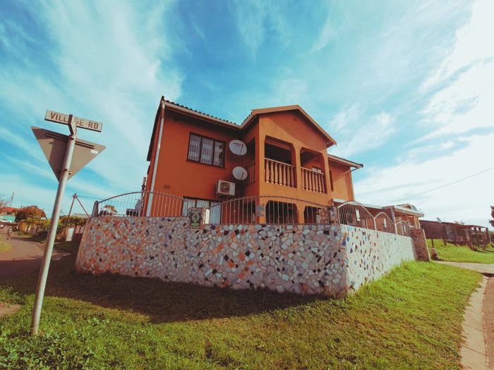 Gledhow House For Sale: 6 Bedrooms, dual driveways, flatlet, and ample amenities.