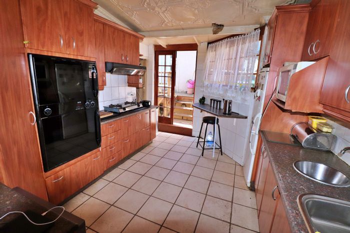 Kensington House For Sale: 3 bedrooms, entertainment area, teen pad, and security features.