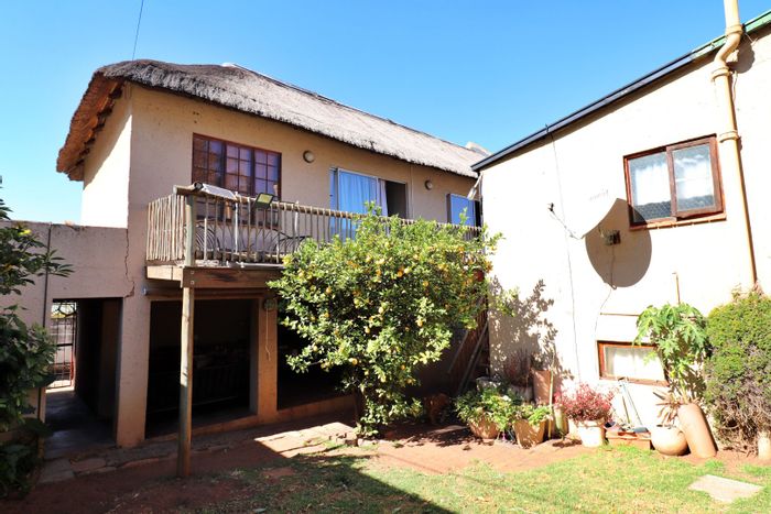 Kensington House For Sale: 3 Bedrooms, entertainment area, teen pad, backup power.