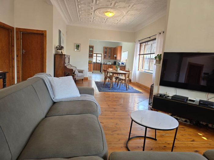 Kensington House For Sale: 3 beds, security features, inverter, double garage.