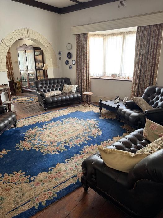 Kensington House For Sale: 3 bedrooms, cottage, loft, fireplace, spacious layout.