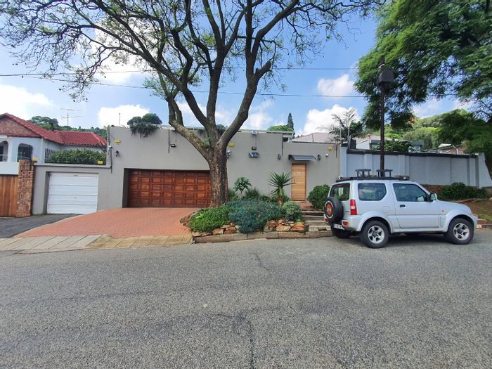 Kensington House For Sale: 3 beds, office, bachelor unit, spacious garden options.