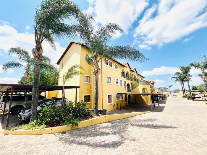 For Sale: 2-bedroom apartment in Sundowner with security, parking, and balcony access.