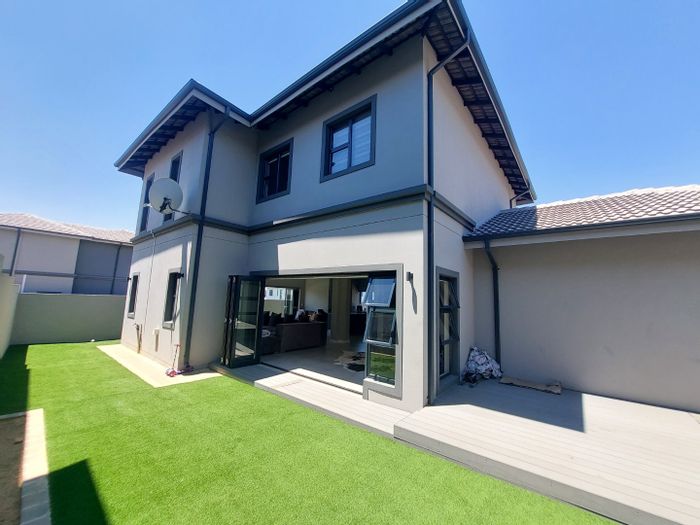 Olivedale House For Sale: 3 beds, jacuzzi, inverter, estate amenities, secure living.