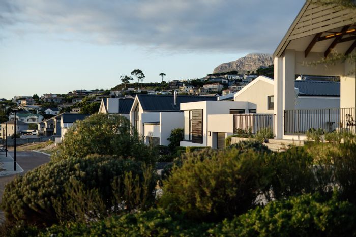 House for Sale in Mzuri Estate: 3 beds, 2.5 baths, clubhouse access, secure living.