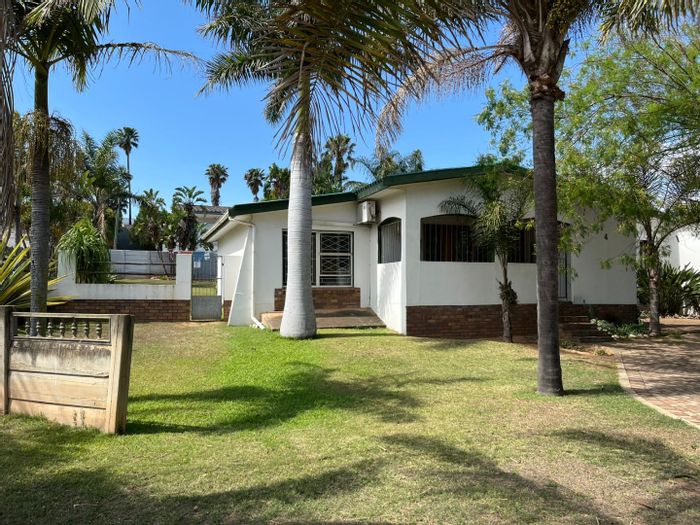 For Sale: House in Manor Heights with 4 bedrooms, pool, and entertainment area.