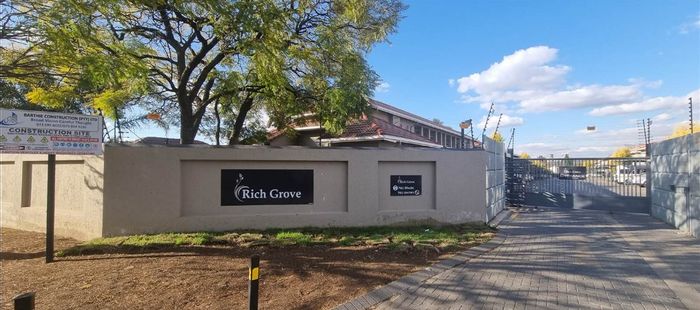 Eden Glen Apartment For Sale: 2 beds, secure complex, playground, close to shops.