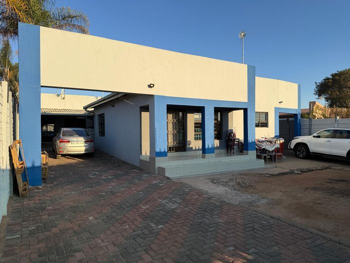 Dual dwelling house in Nirvana Ext 1, For Sale, ideal for investment or family.