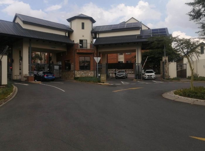 Kyalami AH Apartment To Rent: 2 Bedrooms, gym, pool, parks, 24-hour security.
