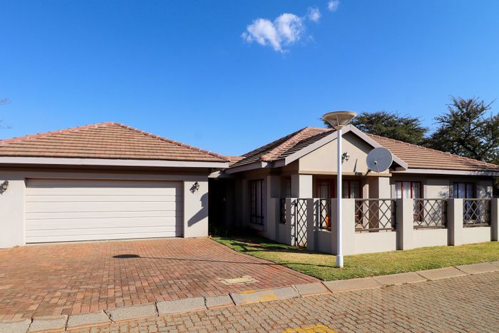 3-Bedroom Townhouse To Rent in Wilkoppies with garden and double garage.