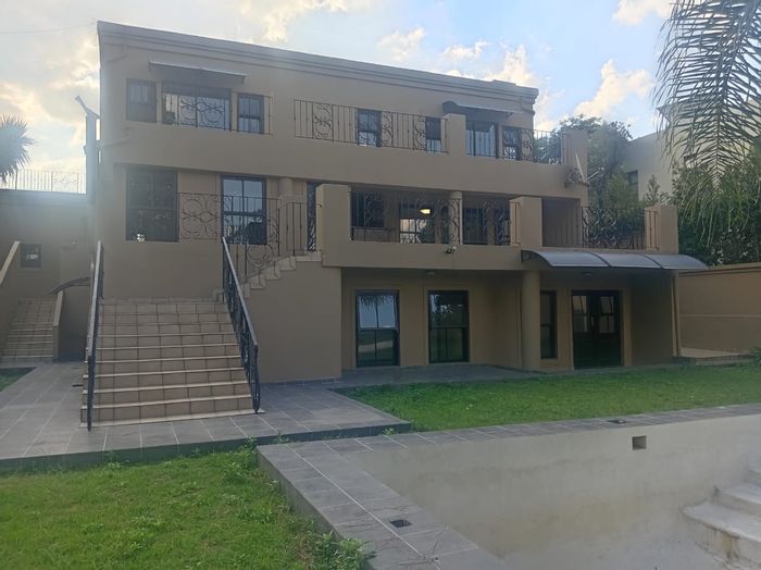 Kyalami Estates House For Sale: 6 bedrooms, pool, guest suite, ample parking.