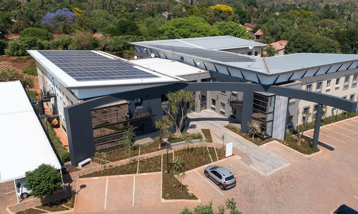 To Rent: 197 m² commercial office in Strubensvallei with balcony and amenities.