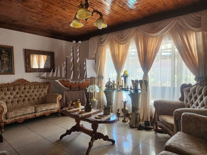 For Sale: House in Orkney Park with 3 studios, pool, and ample parking.