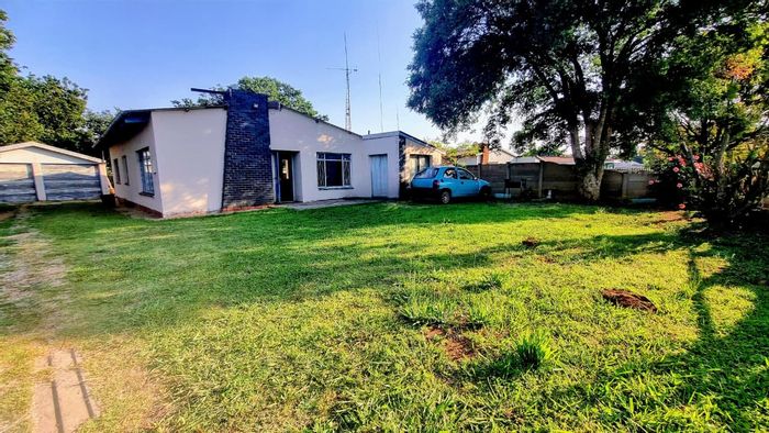 4-Bedroom House For Sale in Sonland Park with Double Garage and Spacious Yard.