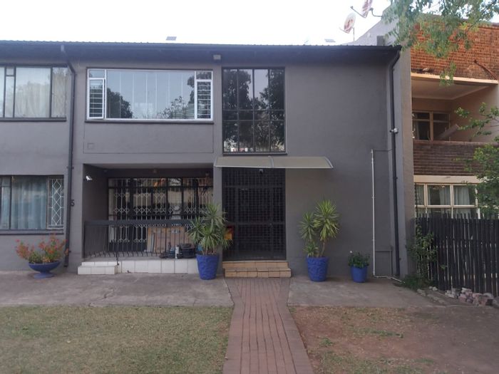 Eastleigh Apartment To Rent: 2 Bedrooms, Open-plan Living, Maid Service Included.