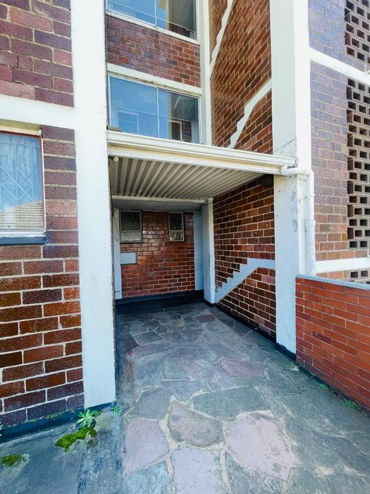 2 Bedroom Apartment To Rent in Morningside, near Windemere Center, with parking.